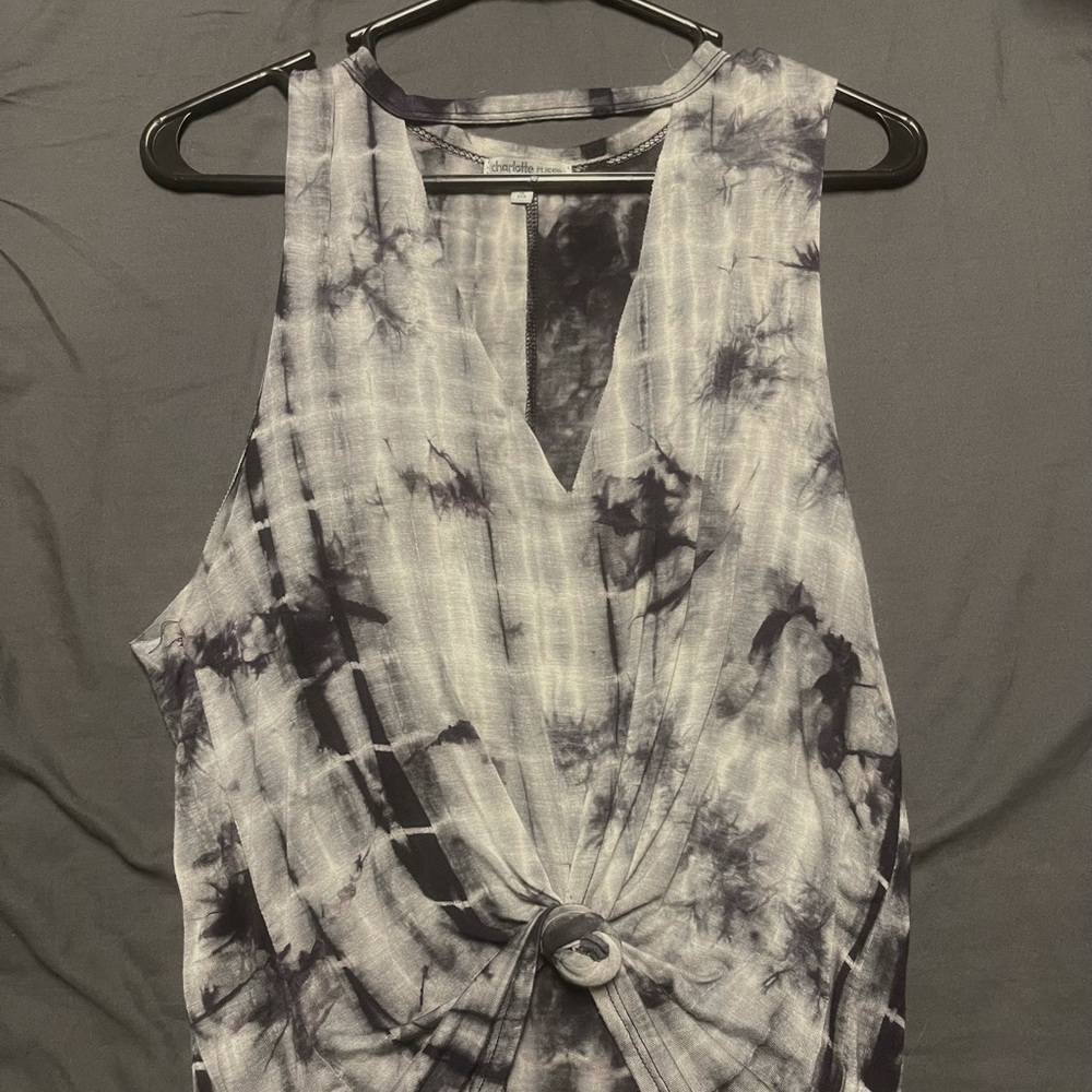 Cute low cut choker tank!